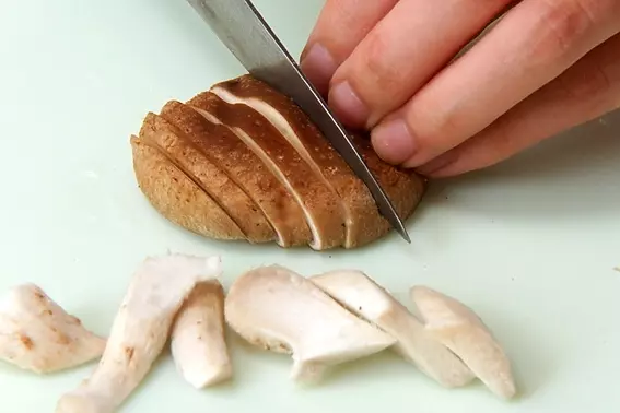 うまみたっぷり！きのこの炊き込みご飯の下準備3