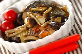 10分で完成!鮭とキノコで具だくさんアヒージョ