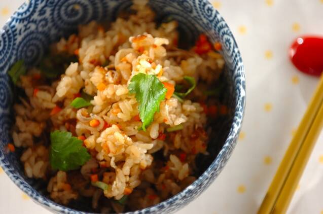 三つ葉をのせたジャコの炊き込みご飯