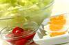 ゆで卵とレタスのサラダの作り方の手順1