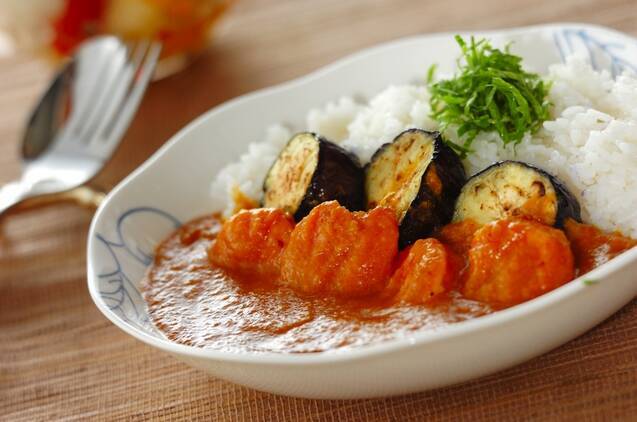 白い皿に盛り付けられたえびとなすのスパイスカレー
