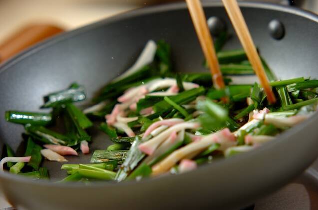 ニラカマ炒めの作り方の手順2
