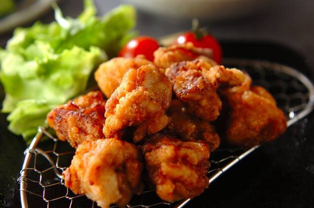 皿に盛られた唐揚げとレタスとミニトマト