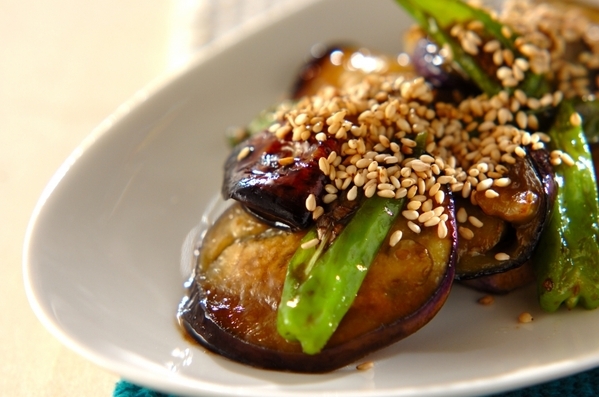 白いお皿に盛られたナスのオイスター炒め