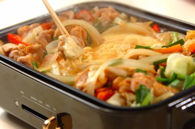 ホットプレートに鶏もも肉やキャベツなどのチーズタッカルビ