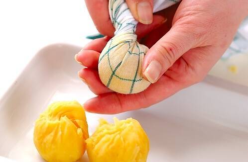 サツマイモの茶巾絞りの作り方の手順4