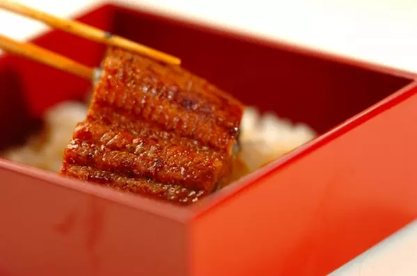 市販のうなぎもふっくらおいしい！お手軽うな重の作り方2