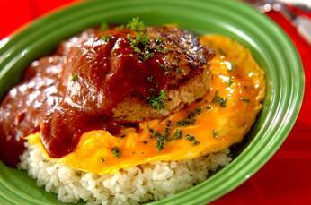 ボリュームたっぷり！ハンバーグデミオムライス