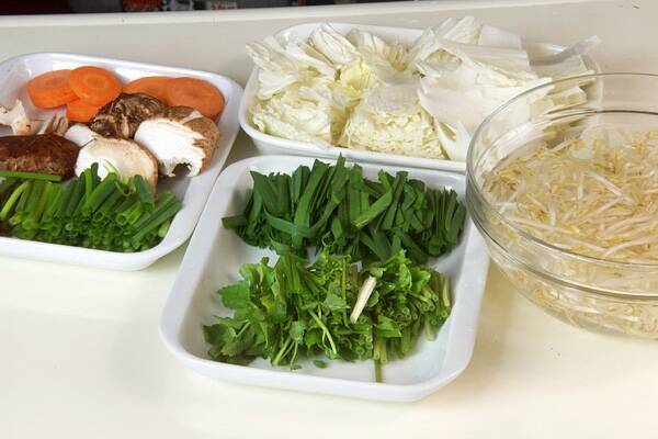 みそ煮込みうどん鍋の作り方の手順1