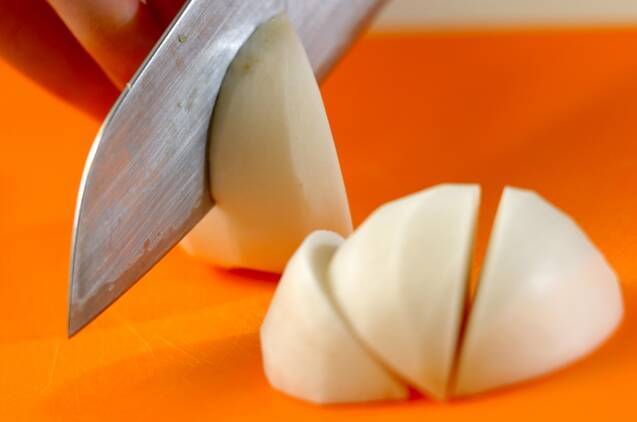 カブの白みそ椀の作り方の手順1