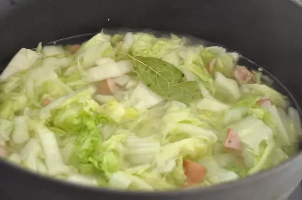 白菜と白インゲン豆のスープの作り方2