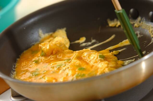 春菊とチーズのオムレツの作り方の手順3