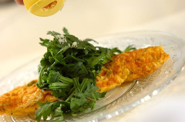 春菊とチーズのオムレツの作り方の手順4