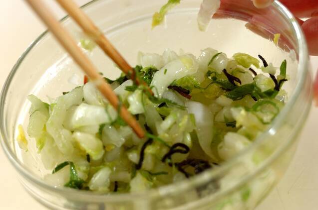 塩もみ白菜の塩昆布和えの作り方の手順3
