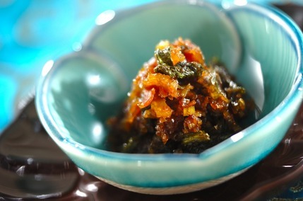 水色の小皿に盛り付けたセロリの葉の佃煮