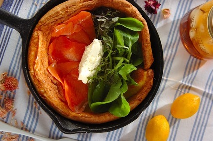 ダッチベイビー　スモークサーモンとサワークリーム添え