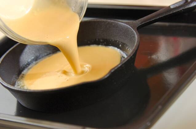 ダッチベイビー　スモークサーモンとサワークリーム添えの作り方の手順3