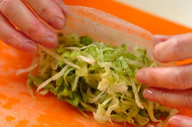 サラダチキンの生春巻きの作り方の手順2