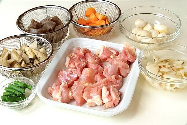 家庭料理の定番！筑前煮の作り方の手順1