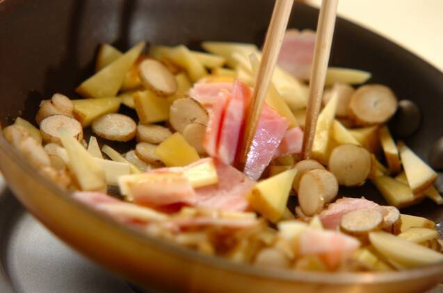 ゴボウとジャガイモのトマトオムレツの作り方の手順4