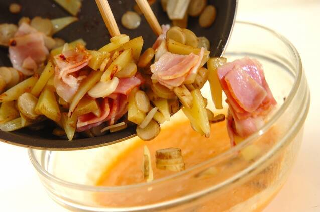 ゴボウとジャガイモのトマトオムレツの作り方の手順5