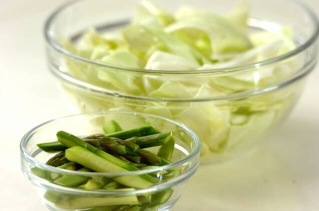 アスパラとキャベツのサラダの作り方の手順1