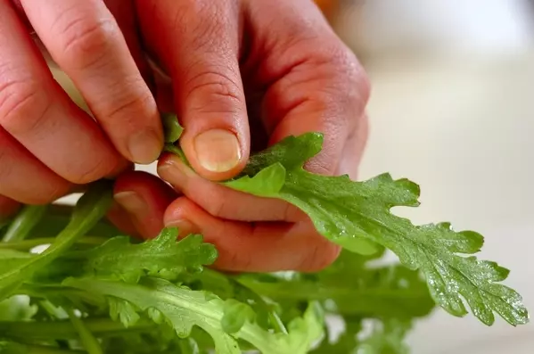 春菊とみかんのサラダの作り方1