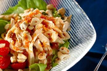 作り置き！焼肉のタレで鶏肉とナッツのサラダ