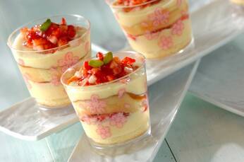 イチゴとカスタードのカップデザート