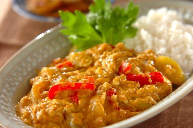 だ円の器に盛られた、タイ風カレー