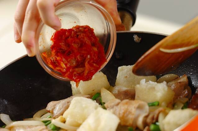 揚げ餅のキムチ炒めの作り方の手順4