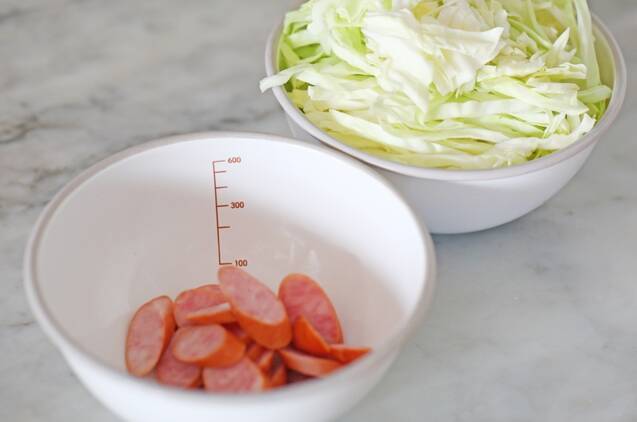 まとめて作り置き！キャベツとソーセージのクミン炒め  by つくおき　nozomiさんの作り方の手順1