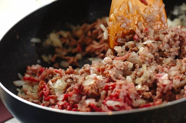 ひき肉と玉ネギのシンプルオムレツの作り方の手順1