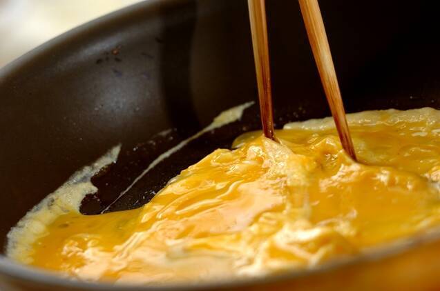 ひき肉と玉ネギのシンプルオムレツの作り方の手順4