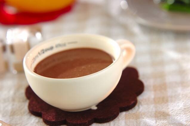 白いカップにソイココアが入っている