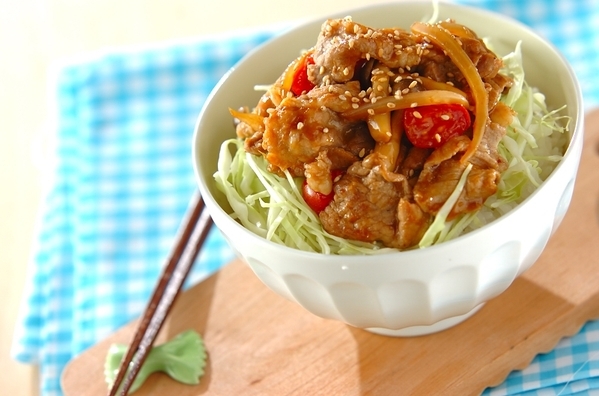 白い丼に盛り付けられた豚こま肉と玉ねぎのしょうが焼き丼