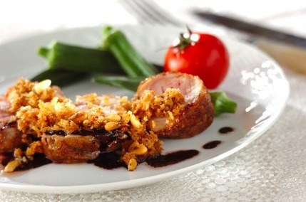 鶏ももロールのロティ風ローズマリー風味松の実添え