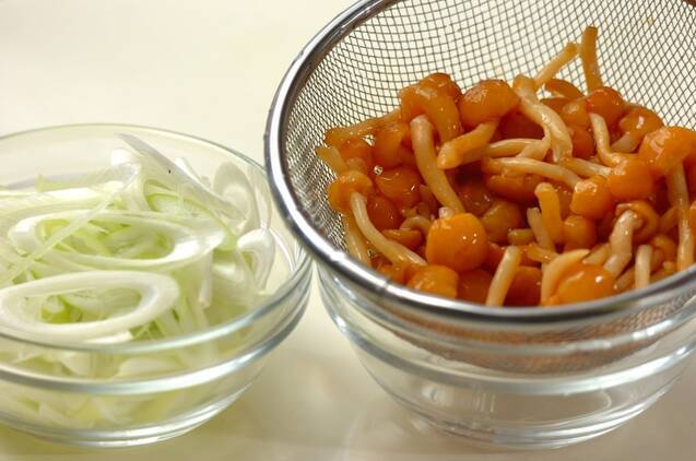 ナメコとネギのみそ汁の作り方の手順1