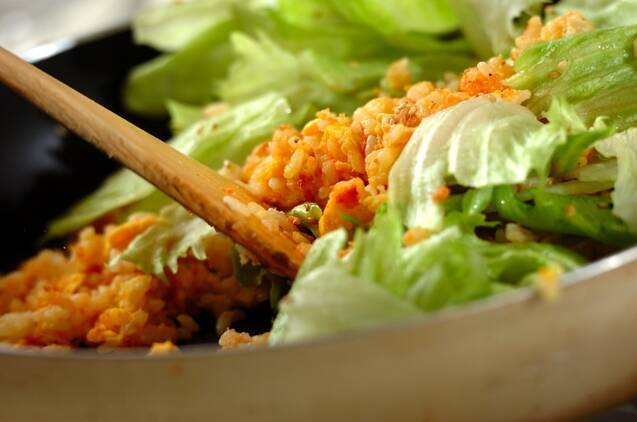 鮭レタスチャーハンの作り方の手順2