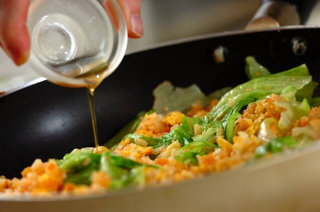 鮭レタスチャーハンの作り方の手順3