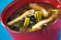 シャキシャキ空心菜と油揚げのみそ汁