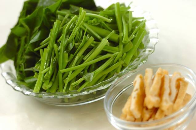 シャキシャキ空心菜と油揚げのみそ汁の作り方の手順1