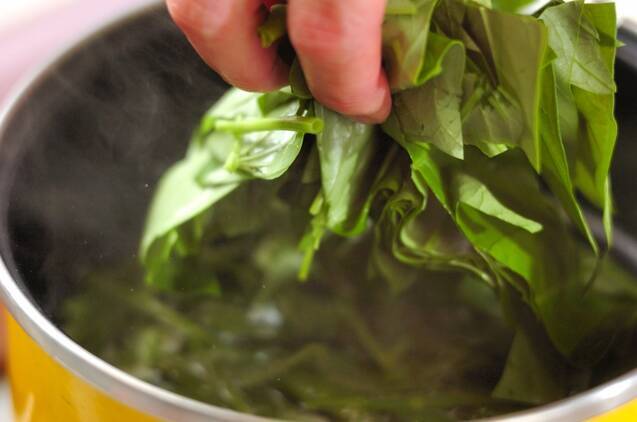 シャキシャキ空心菜と油揚げのみそ汁の作り方の手順2