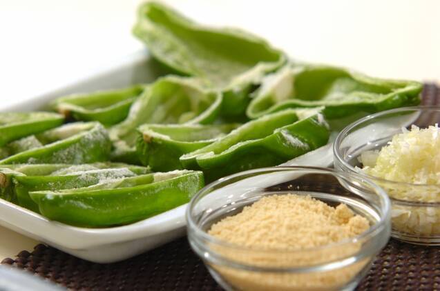 高野豆腐入りピーマンの豚肉詰めの作り方の手順1