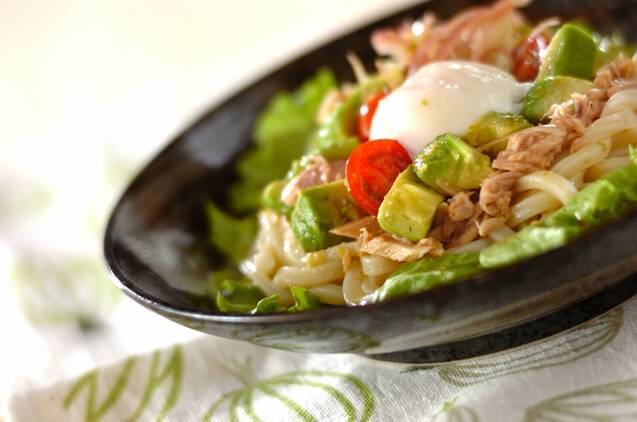モダンな黒い皿に盛りつけたツナ缶とアボカドサラダうどん