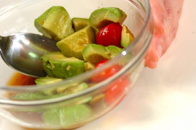 めんつゆで簡単！ツナとアボカドの温玉サラダうどんの作り方の手順4