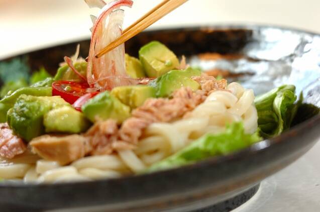 めんつゆで簡単！ツナとアボカドの温玉サラダうどんの作り方の手順5