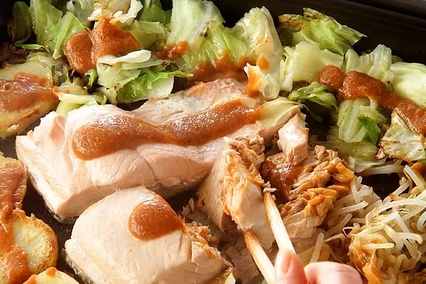 ホットプレートで！たっぷり野菜と鮭のチャンチャン焼きの作り方2