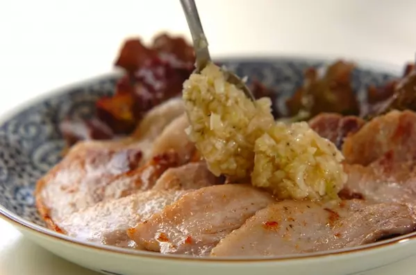 焼くだけ豚肉の塩ネギダレかけの作り方2
