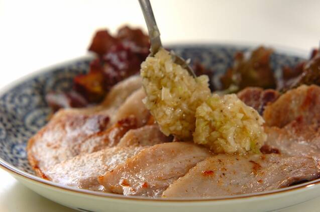 焼くだけ豚肉の塩ネギダレかけの作り方の手順3